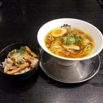 伊駄天 - 伊駄天らー麺（醤油）＋ 炙り叉焼めし柚子風味