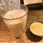 タイニーカフェ - アイスチャイ、プリン