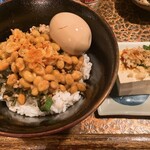 タイニーカフェ - 納豆丼煮卵付き、冷奴