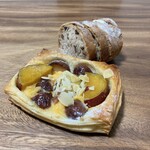 BOULANGERIE Pan me - さつまいもと渋皮栗のデニッシュ＆カレンズノアのクリームチーズサンド