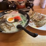 とんこつらーめん 黒竜 - 黒竜とんこつラーメン　+    焼ギョーザ