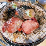 Chichibu Yakiniku Horumon Sakaba Marusuke - タン焼いてます