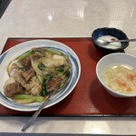 満洲園 - 牛バラ肉丼（スープ、杏仁豆腐付き）