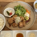 Sakuranomori Dainingu Arekore - 唐揚げのランチプレート。お肉、お野菜、お米、スープ…みんな美味しい