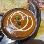 インド・ネパール・アジアンダイニング チョウタリ - バターチキンカレー╰(*´︶`*)╯♡
            チーズと蜂蜜とバターが交わります。
            甘いものが好きな方は、是非このパターンを試してください。バターチキンと蜂蜜って合うんですね。ナン！と無く、想像出来ますか⁉️