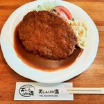 天しんラン満 - お皿に横たわる大きなミンチカツは揚げ立てサックサク！デミグラスソースもたっぷり、トロッとまろやかで甘味とコクが豊か～