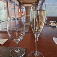 鉄板フレンチ キャトル・セゾン MORI - ◯シャンパン
                    果実の甘味が豊かで美味しく
                    スパーリングで爽やかさがある美味しい味わい
                    
                    美味しく飲んできたのだけど
                    後から事件❔(笑)が起こった