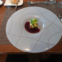鉄板フレンチ キャトル・セゾン MORI - ▷Entrée　前菜
                      ◯ちりめんキャベツとフォアグラのテリーヌ
                      　ポルト酒のソース（赤ワインソース）
                      
                      フォアグラのフラン（ムース）にトリュフを入れてあると
                      後からシェフから説明があった