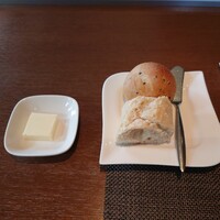 鉄板フレンチ キャトル・セゾン MORI - ◯パン
                    胡麻の風味豊かなパンの甘味（旨味）を
                    シッカリと感じる美味しい味わい
                    
                    もう一つはフランスパンで軽く焼かれている
                    外はカリッと、中は高加水パンっぽいシットリ感ある食感