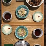 Muten Chabou - 魯肉飯セット(煮玉子)¥1100内、台湾鉄道弁当¥1230内(下) 銀色丸型の弁当箱を開けると1段目おかず2段目ご飯になっている