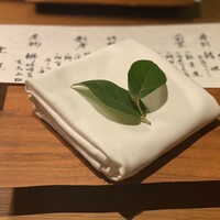 銀座ろくさん亭 - ちょこんと佇む葉が出迎える