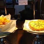 ベイクオーレ - 春菊と長ネギとベーコンのキッシュ、ハッシュドポテト