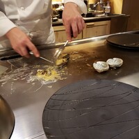 鉄板焼 にし田 - 焼いてくれるのを見ながら待つのが嬉しい
