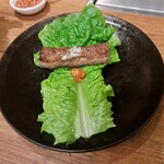 焼肉うしごろ - 網の鉄板で焼いた厚切りサーロインをサンチュの上にのせ、赤味噌と塩を添えたものです。