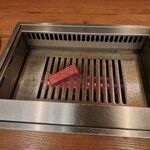 焼肉うしごろ - 網の鉄板で焼いている厚切りサーロイン・その1です。