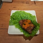 焼肉うしごろ - サンチュと大葉の上にのせ、甘辛味噌を塗ったリブロースです。