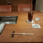 焼肉うしごろ - おしぼりとお箸、お冷、コーラです。