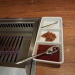 焼肉うしごろ - 厚切りサーロインにつける塩、おろしポン酢、燻製醤油です。