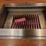 焼肉うしごろ - 網の鉄板で焼いている厚切りサーロイン・その2です。