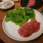焼肉うしごろ - 大葉、サンチュと一緒にお皿に盛られたリブロースです。