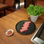 焼肉うしごろ - 赤味噌とサンチュ、厚切りサーロインです。