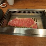 焼肉うしごろ - 茨城県産の大判サーロインを網の鉄板で焼く様子・その1です。