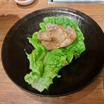 焼肉うしごろ - おろしポン酢に浸けた茨城県産の大判サーロインを、サンチュの上にのせたものです。