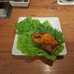 焼肉うしごろ - サンチュと大葉の上にのせ、甘辛味噌を塗ったリブロースです。