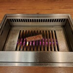 焼肉うしごろ - 網の鉄板で焼いている厚切りサーロイン・その3です。