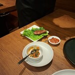 焼肉うしごろ - サンチュと大葉の上にのせ、甘辛味噌を塗る前のリブロースです。