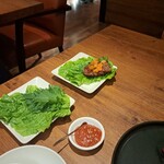 焼肉うしごろ - サンチュと大葉ならびに、サンチュと大葉の上にのせて甘辛味噌を塗ったリブロースです。