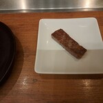 焼肉うしごろ - 網の鉄板で焼いた厚切りサーロイン・その1です。