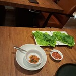 焼肉うしごろ - 小さな四角いお皿に盛られたサンチュと大葉、赤味噌、甘辛味噌です。