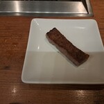 焼肉うしごろ - 網の鉄板で焼いた厚切りサーロイン・その2です。