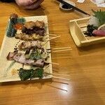 Sakagura Shouchiku - やきとりセットと刺身四種盛り（写真撮る前にちょっと食べちゃいました）