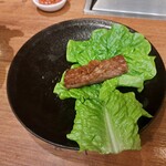 焼肉うしごろ - 網の鉄板で焼いた厚切りサーロインをサンチュの上にのせたもの・その1です。
