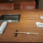 焼肉うしごろ - おしぼりとお箸、お冷です。
