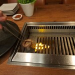 焼肉うしごろ - 茨城県産の大判サーロインを網の鉄板で焼く様子・その3です。