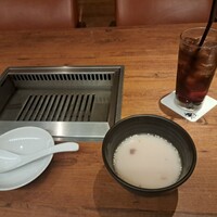 焼肉うしごろ 西麻布本店 - コーラと、濃厚コラーゲンのコムタンスープです。