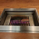 焼肉うしごろ - 網の鉄板で焼いている厚切りサーロイン・その4です。