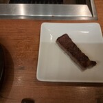 焼肉うしごろ - 網の鉄板で焼いた厚切りサーロイン・その3です。