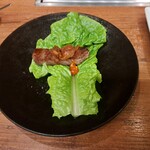 焼肉うしごろ - 網の鉄板で焼き、サンチュの上にのせて赤味噌とおろしポン酢をのせた厚切りサーロイン・その1です。