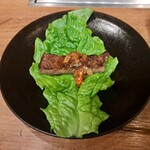 焼肉うしごろ - 網の鉄板で焼き、サンチュの上にのせて赤味噌とおろしポン酢をのせた厚切りサーロイン・その2です。