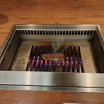 焼肉うしごろ - 網の鉄板で焼いている厚切りサーロイン・その5です。