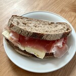 noya - カマンベールと生ハムをサンド
