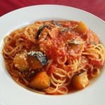 ペッシェヴィーノ - 茄子とベーコンのトマトソースのパスタ