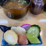 錦寿司 - サービスのおしんこと味噌汁