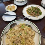 飲茶居酒屋 大福源 - 海鮮炒め刀削麺？（860円ぐらい）と青椒肉絲（480円）と海鮮粥（580円）。他にビール大瓶（420円+お通し200円）