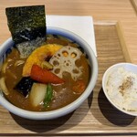 Sambyakurokujuugonichiseimenjo - 彩り野菜のカレーうどん　1,130円（ミニごはん付き）