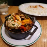 CURRY CLUB キュイエール - シーフードカレーに揚げ卵トッピング